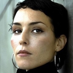 Noomi Rapace Drakula koporsóját kíséri