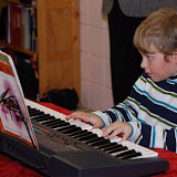 Alessandro suona il pianoforte