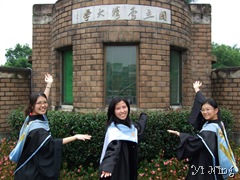 畢業時，陳阿如、我與學姊在校門前合照