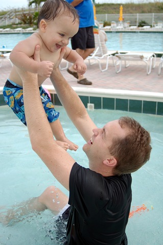 [baby pool with dad-12[3].jpg]