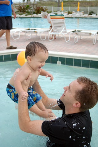 [baby pool with dad-11[3].jpg]