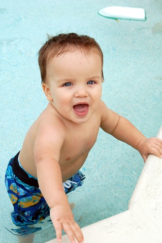 [baby pool with dad[6].jpg]