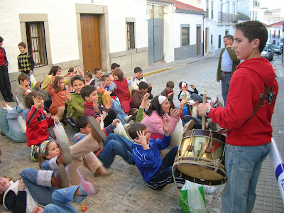 Virgen de Luna 2008: los bailes de los pequeños al son del tambor para recibir las golosinas, una tradición antiquísima... Foto: Pozoblanco News, las noticias y la actualidad de Pozoblanco (Córdoda)* www.pozoblanconews.blogspot.com