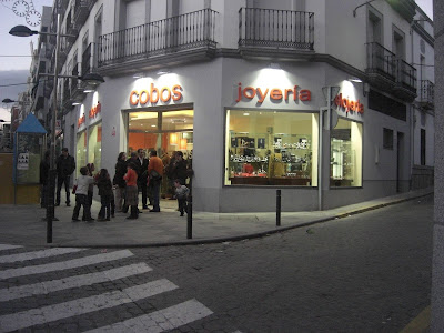 24/11/08: Relojería Cobos, cambia de domicilio, pero con una tienda  totalmente renovada y amplia