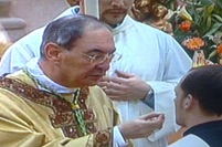 Mons. Gardin conferisce la Santa Comunione ai fedeli