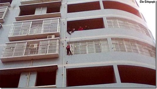 Casal puxa a filha por uma corda para fazê-la entrar em apartamento pela janela