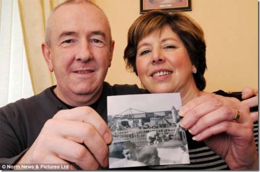 Casal britânicos aparecem na mesma foto 14 anos antes de se conhecerem