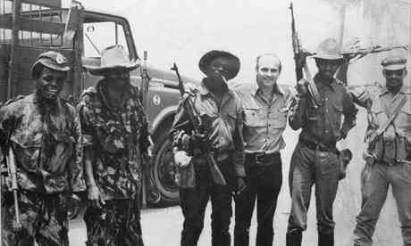 Ryszard Kapuscinski and soldiers in Angola, 1975