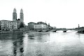 Limmat mit Großmünster (Foto: Hyatt Zürich) Grossmuenster_By_Day.jpg