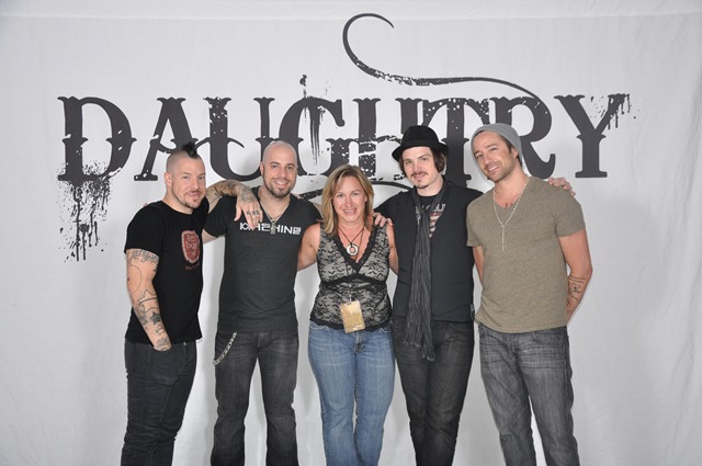 [1DaughtryVIP_SAND_96[2].jpg]