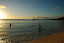 Frisbee au coucher du soleil sur la plage des Salines