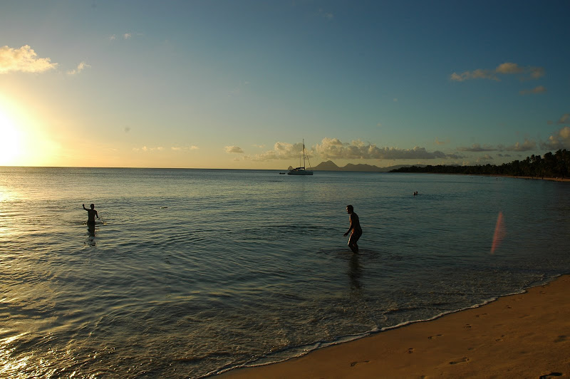 Frisbee au coucher du soleil sur la plage des Salines