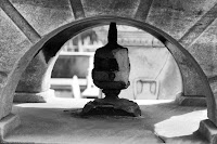 Arch: Not sure what this is in the middle of this large grave marker, but it looked interesting, and so it got a picture. (1/125 sec @ f/4; 50mm) Copyright 2009, Kerri Shotts