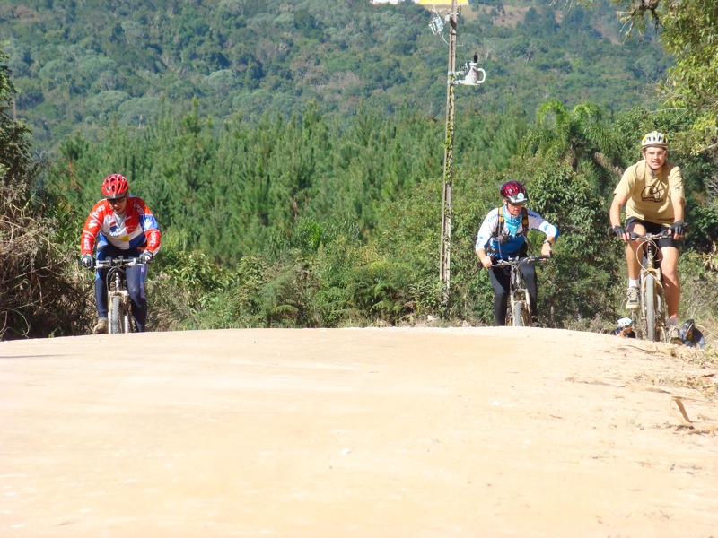 Galera pedalando na Estrada do Cerne