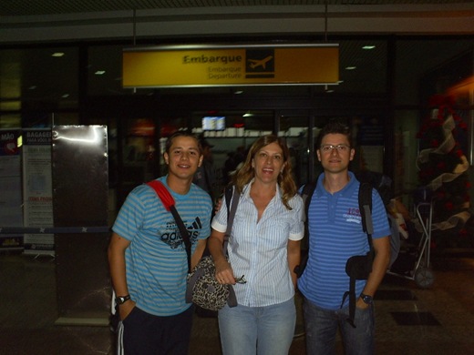 Eu, Bia e Edu no aeroporto.