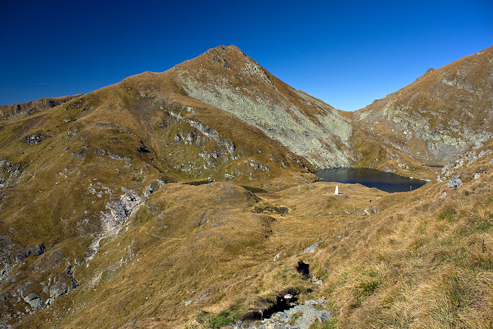 Jezioro Capra oraz obelisk ku pamięci alpinistów