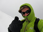 Comble de malchance : la tempête me contraint à signer mon troisième et dernier but dans les derniers mètres avant le sommet de Chamechaude. Ce n'est pas vraiment en raison des trop faibles accumulations de neige que forme le vent (le sommet est le plus déplumé par le vent), mais plus parce qu'avec vent de face en descente, le plaisir disparait...