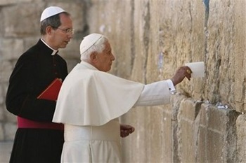 Benedicto XVI en el Muro de los Lamentos