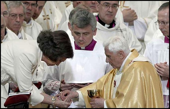 BENEDICTO XVI DA LA COMUNION EN LA MANO