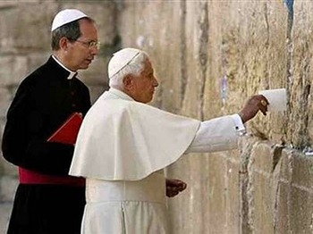 Benedicto XVI en el Muro de los lamentos