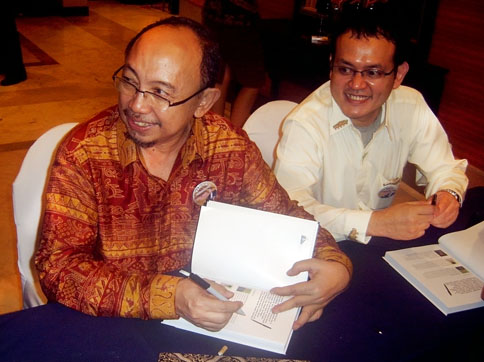 Penulis Anshori Djausal dan Diza Noviandi sedang menandatangi buku