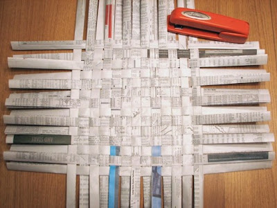 cesta%20periodico%202 Cómo hacer una cesta con periódicos reciclados
