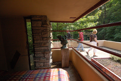 Interior de la casa de la cascada, de Frank Lloyd Wright bedroom2 Interior de la casa de la cascada, de Frank Lloyd Wright