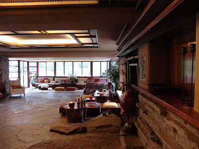  Interior de la casa de la cascada, de Frank Lloyd Wright