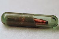 RFID-Implantat, heuter Stand der Technik. Quelle. Wikimedia Commons.