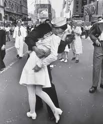 [Time Square Kiss[4].jpg]