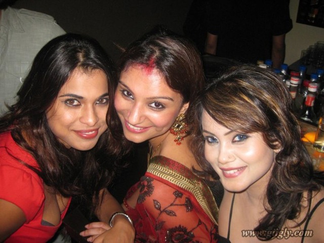 [dimpy-ganguly-private-party-leaked-pictures-19[2].jpg]