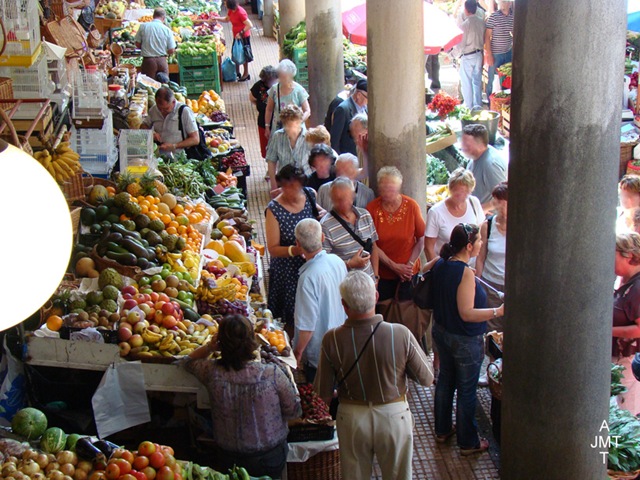 [DSC03312-BIS-Funchal-marché aux fruits et légumes BW[4].jpg]