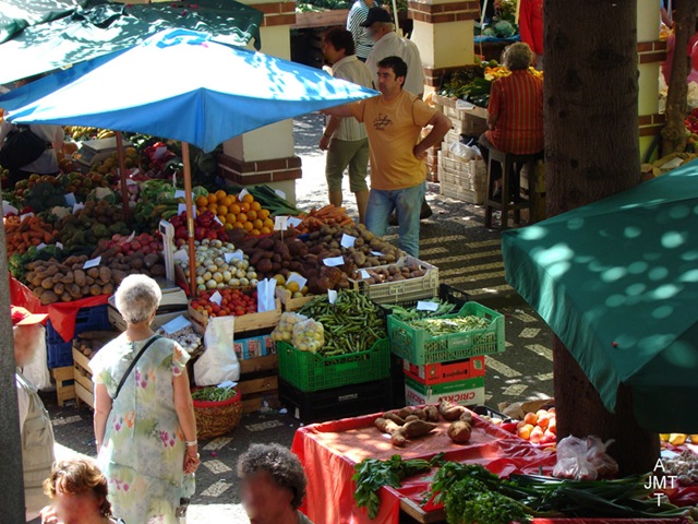 [DSC03313-BIS-Funchal-marché aux fruits et légumes BW[4].jpg]