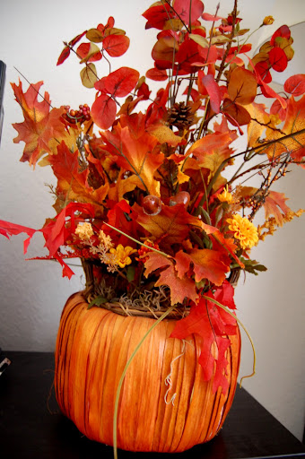 I love the pine cones and acorns in this arrangement!