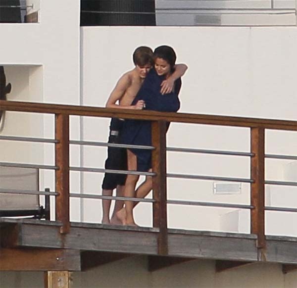 [Justin Bieber and Selena Gomez Kissing fedoce 3[4].jpg]