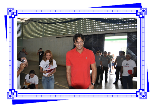 Szafir durante sua entrada ao ginásio municipal onde ocorreu o café da manhã