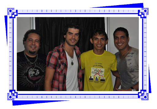 O gatinho Éricson com os vocalistas da Banda Nechivile