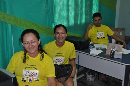 Fotos dos organizadores e atores da Encenação da Paixão de Cristo, esperando o transporte para irem ao Aqua Mac