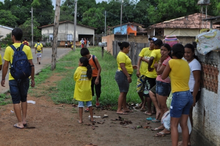Fotos dos organizadores e atores da Encenação da Paixão de Cristo, esperando o transporte para irem ao Aqua Mac