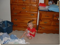 20100107_FoldingBabyClothes01
