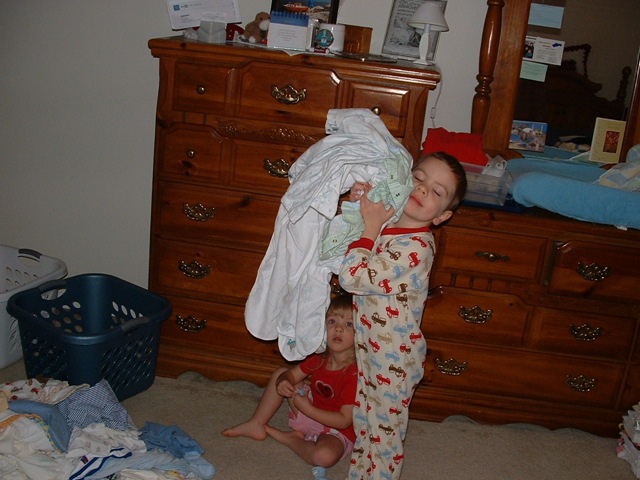 [20100107_FoldingBabyClothes02[3].jpg]