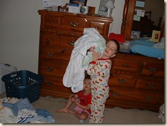 20100107_FoldingBabyClothes02