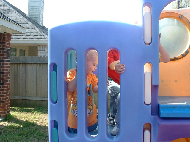 [20100326_ClimbingOnPlayset012.jpg]