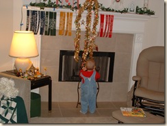 20091224_JeffreyLooksAtManger01