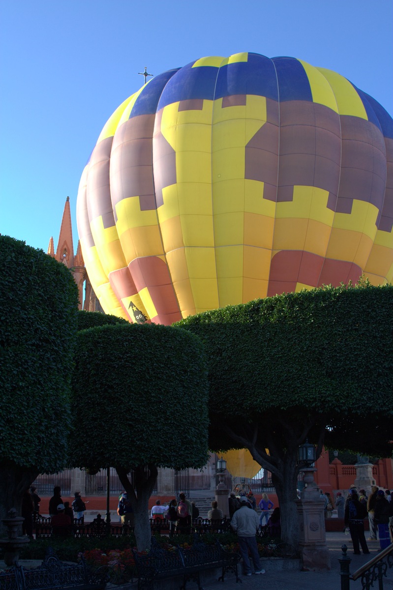 [IMG_2732 Hot air balloon in San Miguel de Allende[2].jpg]