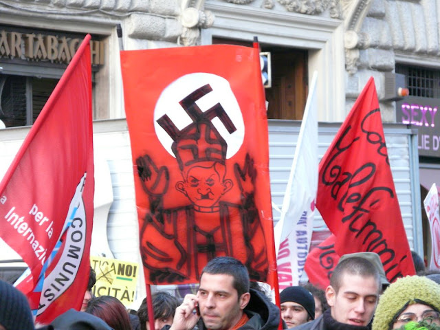 Die Meinung dieser Demonstranten auf einer Anti-Vatikan-Demo in Rom teile ich definitiv nicht, aber solche Vergleiche hätten durch ein offenes und klares Eintreten gegen Antisemitismus und für Menschenwürde bereits im Keim erstickt werden können.