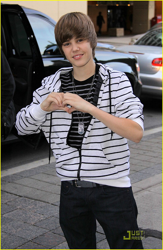 justin bieber love heart. Justin Bieber gives his heart