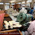 Elle assure la couture de la semelle intérieure de confort.
