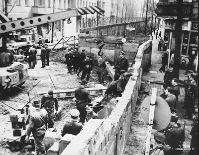 Il muro di Berlino in costruzione Il muro di Berlino in costruzione