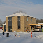 Huset og den halvfærdige carport. Bemærk den flotte postkasse. Vi har arvet Mortens forældres, og bruger den indtil vi kan få sat vores egen op. Den kræver lige lidt grave og støbearbejde.
